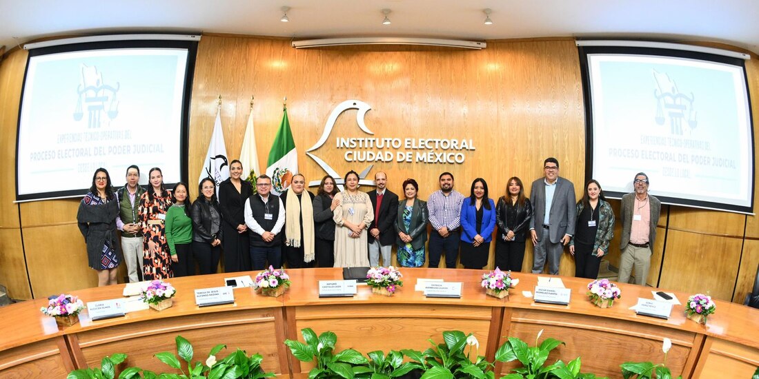 Autoridades electorales durante la clausura de un foro.