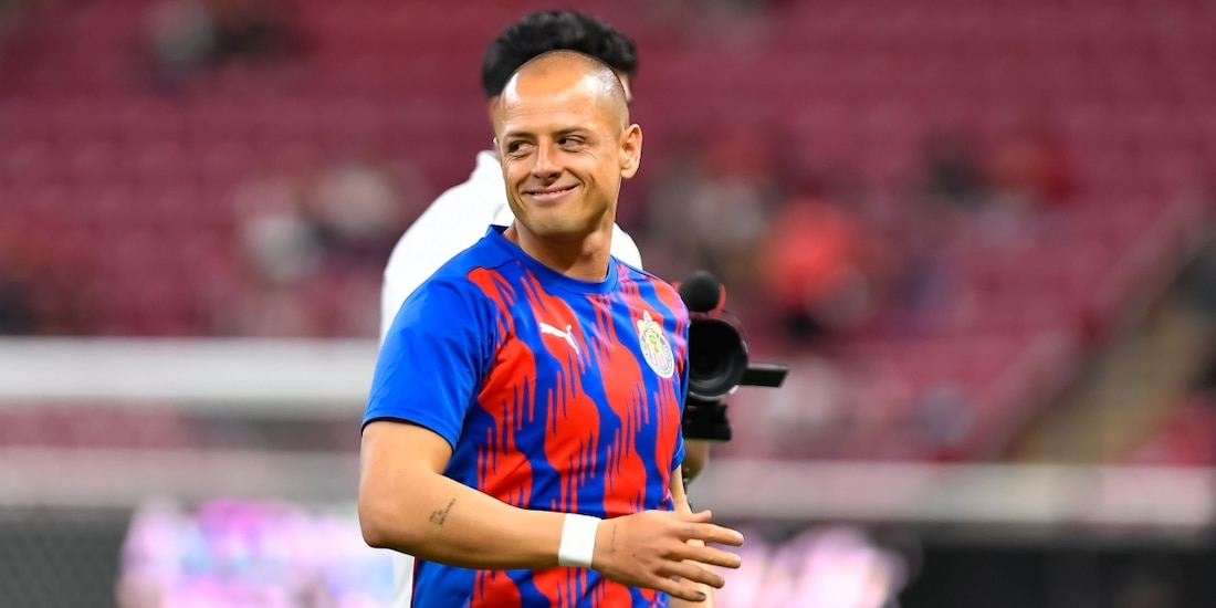 Javier 'Chicharito' Hernández durante un calentamiento con Chivas antes de un juego en el Apertura 2024.