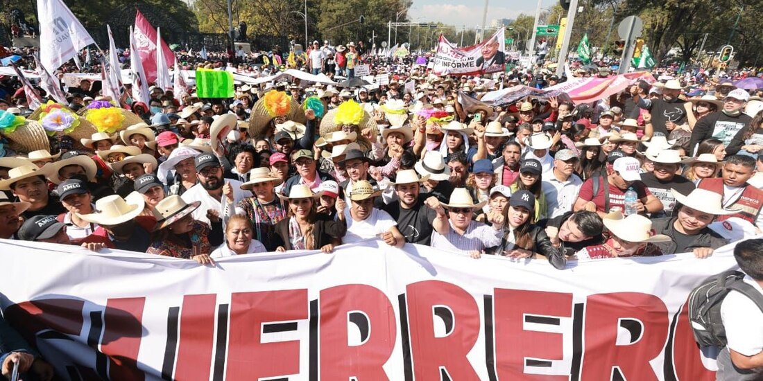 El contingente de Guerrero, acompañado por la mandataria Evelyn Salgado.