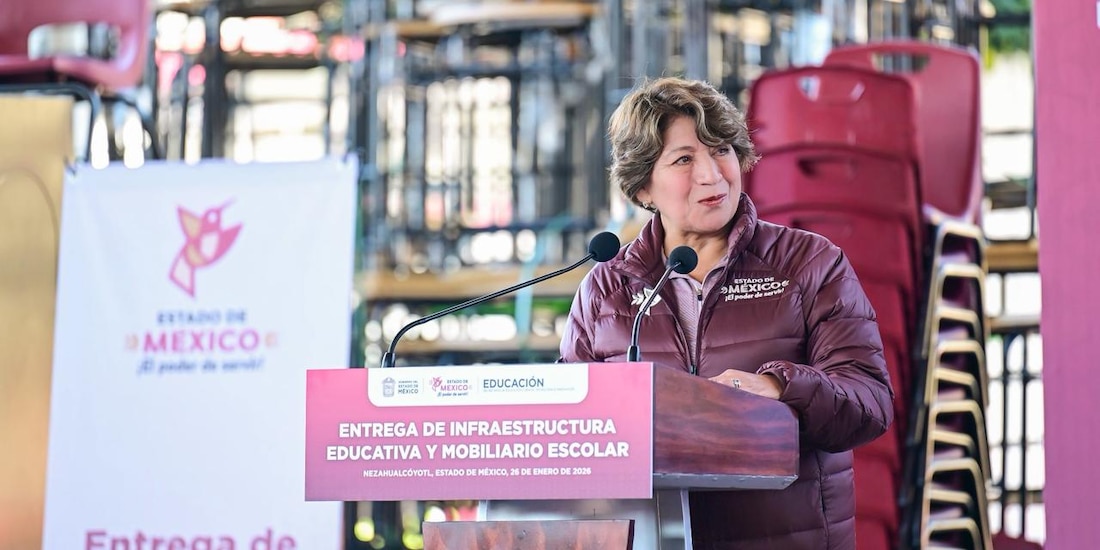 Delfina Gómez, gobernadora de Estado de México, entrega mobiliario a escuelas de Nezahualcóyotl.