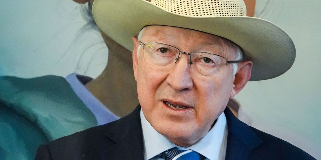 El embajador de EU en México, Ken Salazar, ayer, en conferencia de prensa.