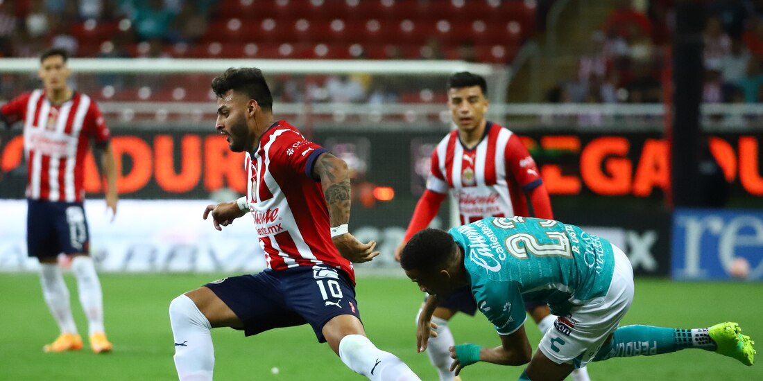 Alexis Vega conduce el esférico en el primer tiempo del encuentro entre Chivas y León.