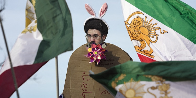 Una efigie de Mojtaba Jamenei, durante una protesta en solidaria con Irán, el sábado.