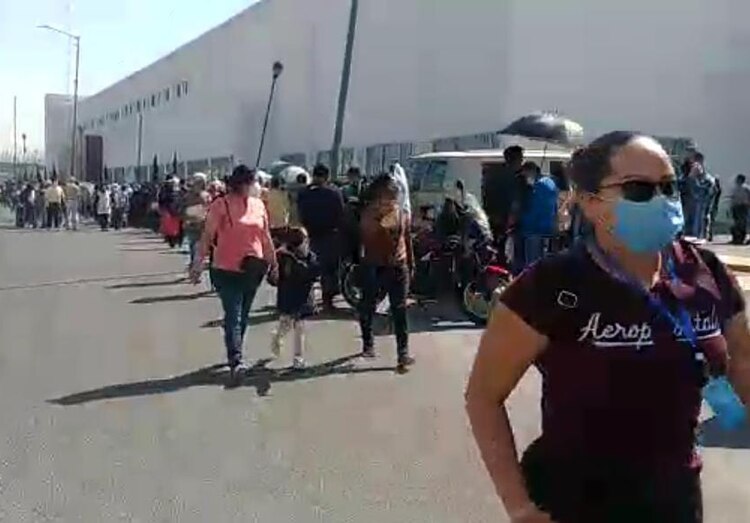 La fila para la aplicación de la vacuna Covid en el Deportivos las Américas de Ecatepec se extiende varias cuadras y provoca caos vial.