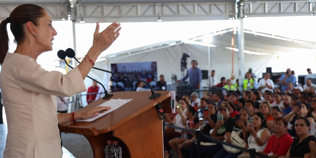 La presidenta Claudia Sheinbaum, ayer, frente a familiares de mineros en Coahuila.