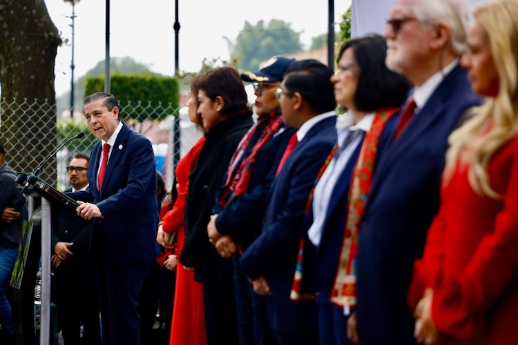 Servidores públicos y vecinos de la alcaldía acuden a la conmemoración del inicio de la Independencia Nacional.