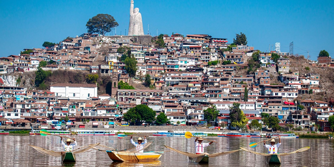 EN Pátzcuaro, subir al monumento de José María Morelos en la Isla de Janitzio. Mide 40 metros de altura, superando a la Estatua de la Libertad.