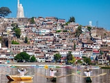 EN Pátzcuaro, subir al monumento de José María Morelos en la Isla de Janitzio. Mide 40 metros de altura, superando a la Estatua de la Libertad.