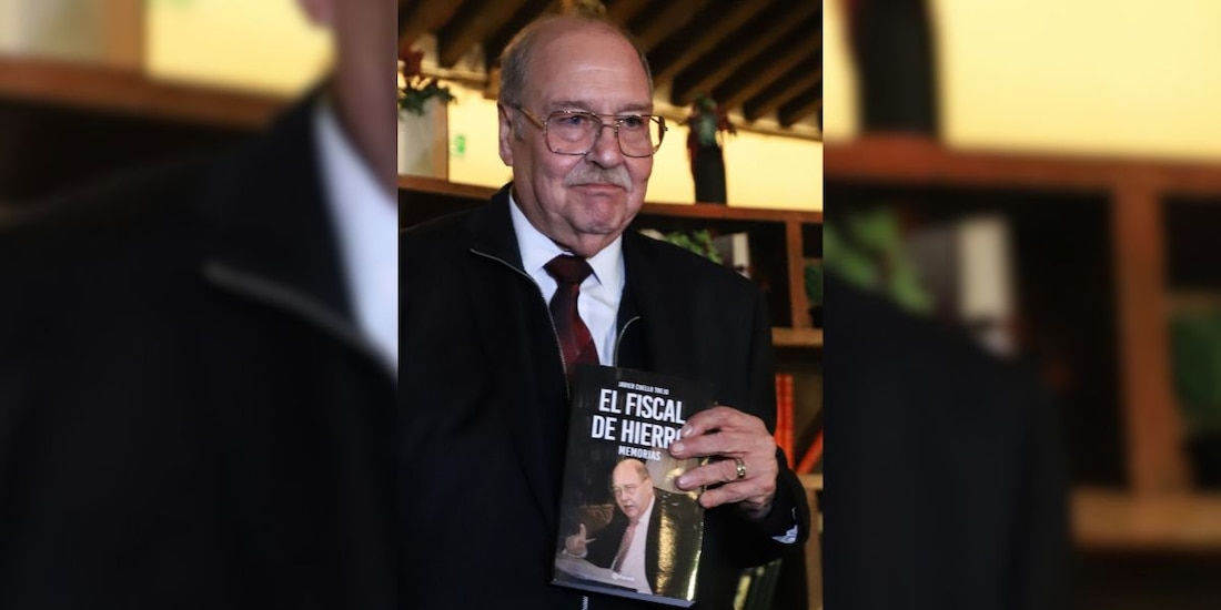 Javier Coello con un ejemplar de su libro de memorias 'El fiscal de hierro'.