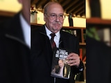 Javier Coello con un ejemplar de su libro de memorias 'El fiscal de hierro'.