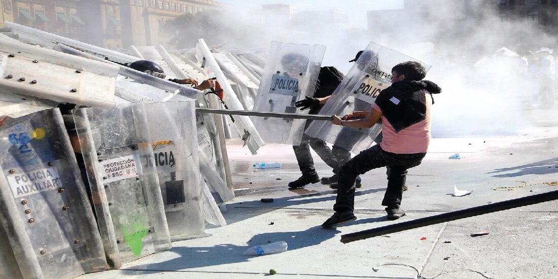 UN GRUPO de sujetos agrede a los policías frente a Palacio Nacional, durante la marcha del pasado sábado