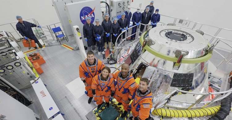 La tripulación de Orion y los miembros de la tripulación de cierre de Artemis II en el Centro Espacial Kennedy