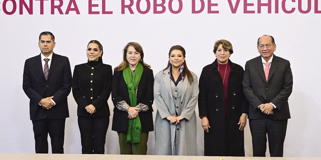 De izq. a der.: Las gobernadoras de Guerrero, Morelos, CDMX y Edomex, flanqueados por representantes de Hidalgo y Tlaxcala, ayer.