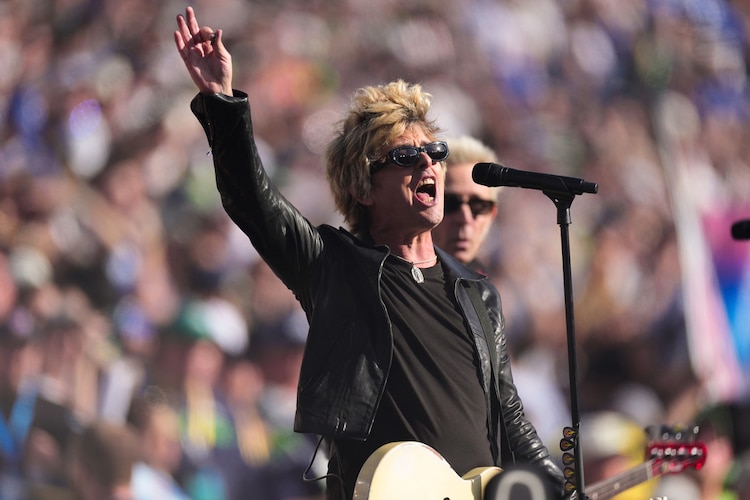 Billie Joe Armstrong usó medalla de la Virgen de Guadalupe en el Super Bowl 2026