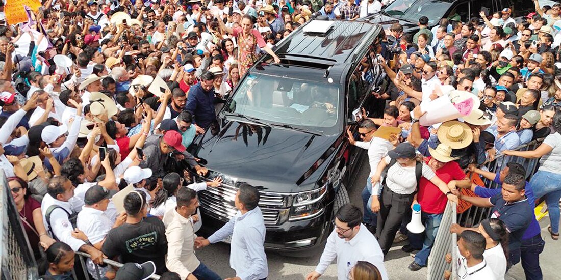 La presidenta Claudia Sheinbaum es recibida por una multitud a su llegada al estadio del Instituto Tecnológico de Oaxaca, para su informe el pasado 19 de septiembre.