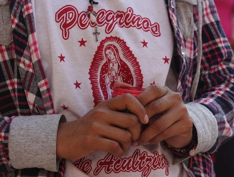En vísperas de la celebración de la aparición de de la Santísima Virgen al indio Juan Diego, en el cerro de Tepeyac, cientos de peregrinos acudieron a conmemorar la en la Basílica de Guadalupe.