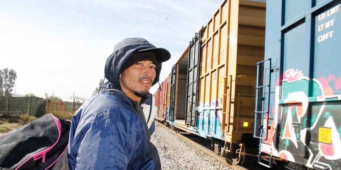 En la imagen de enero 2025, un migrante espera a la orilla de vías ferroviarias en San Luis Potosí