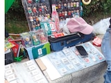 UNA JOVEN da cambio a un hombre que le compró diversas estampas, ayer.