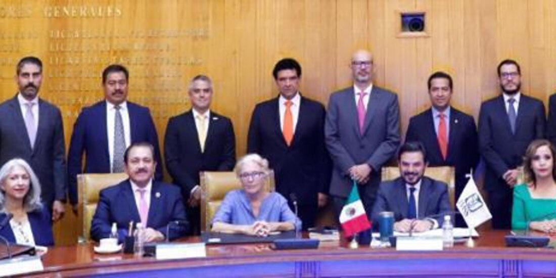 Zoé Robledo con funcionarios del Instituto Mexicano del Seguro Social (IMSS).