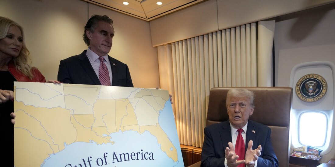 El presidente de EU, Donald Trump, ayer, a bordo del Air Force One.