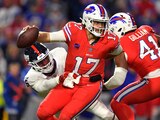 El quarterback Josh Allen (17), de los Bills de Buffalo, trata de evadir la tacleada del linebacker Kayvon Thibodeaux, izquierda, de los Giants de Nueva York