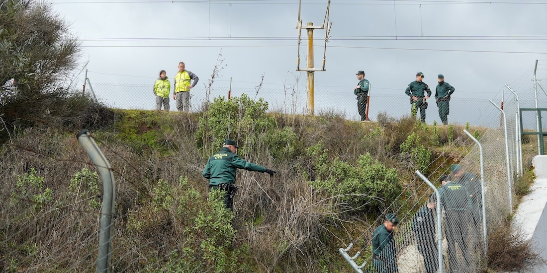 Agentes de la Guardia Civil durante la búsqueda para localizar a dos personas que viajaban en los trenes accidentados en Adamuz.