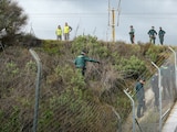 Agentes de la Guardia Civil durante la búsqueda para localizar a dos personas que viajaban en los trenes accidentados en Adamuz.