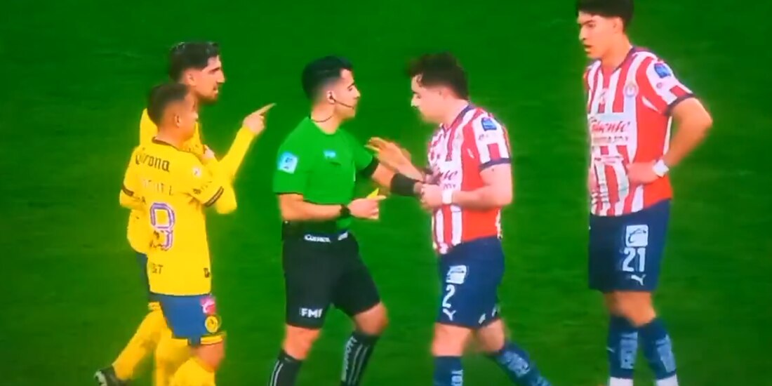 Diego Valdés y Alan Mozo se dijeron de todo en el campo.