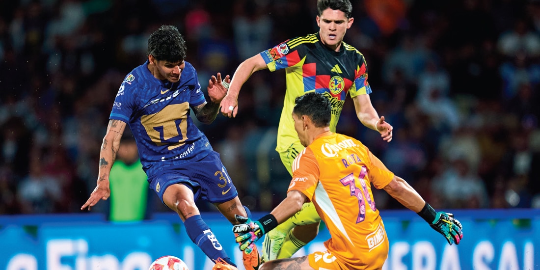 ROBERT MORALES intenta quitarse a Rodolfo Cota el pasado 21 de marzo