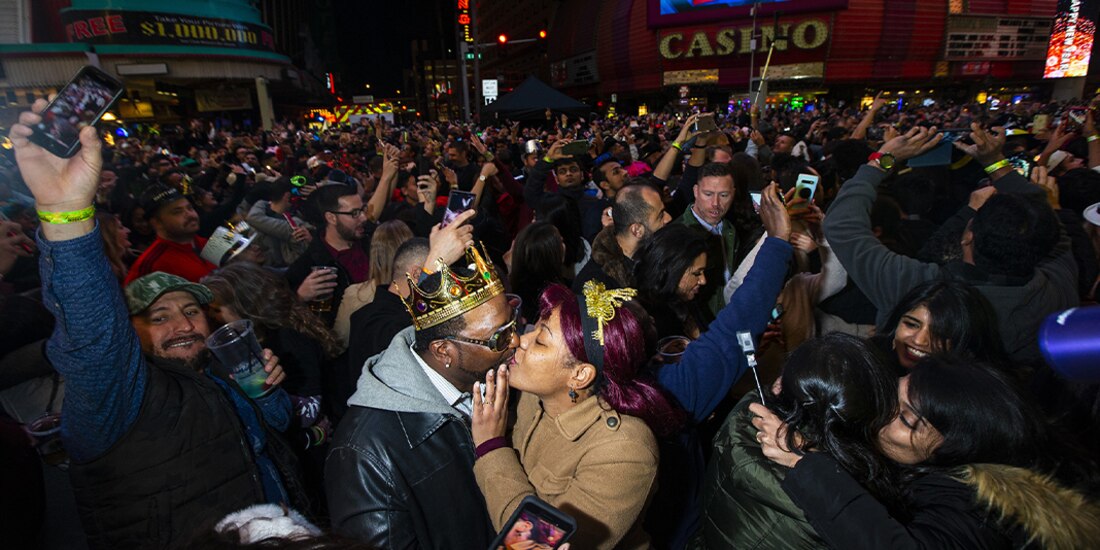 Cientos de personas celebraron el inicio del año en el centro de Las Vegas, ayer.