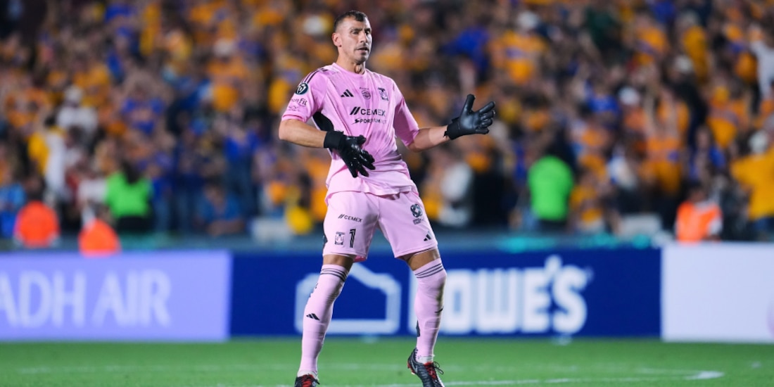 Nahuel Guzmán festejando la victoria de Tigres.