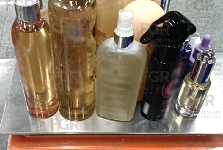 Botellas de shampoo con cocaína aseguradas en el AICM.