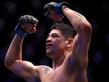 El mexicano Brandon Moreno celebra la victoria sobre Deiveson Figueiredo de Brasil en su pelea por el título de peso mosca en UFC 283 en Río de Janeiro, Brasil, el domingo 22 de enero de 2023.