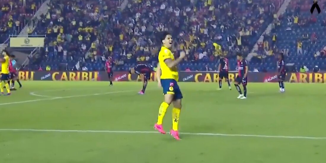Víctor Dávila celebra su primer gol como delantero del América en la Liga MX.