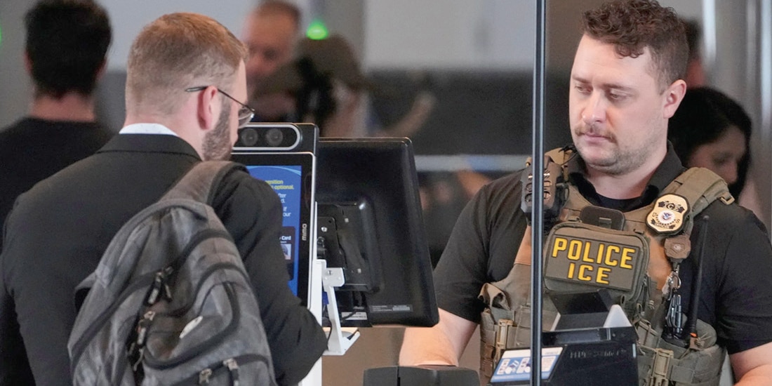 UN AGENTE del ICE, en un puesto de control del Aeropuerto de Pittsburgh, en marzo