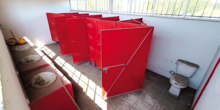 Los baños están cerrados, por lo que están llenos de polvo.