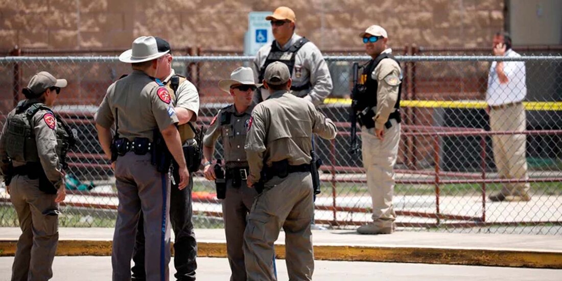 Policías en las inmediaciones de la Escuela Primaria Robb