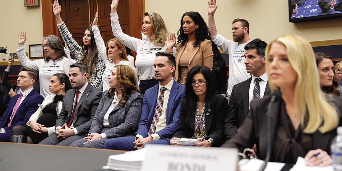 Las supervivientes de Jeffrey Epstein levantan la mano, durante la comparecencia de la fiscal General, Pam Bondi, ayer.