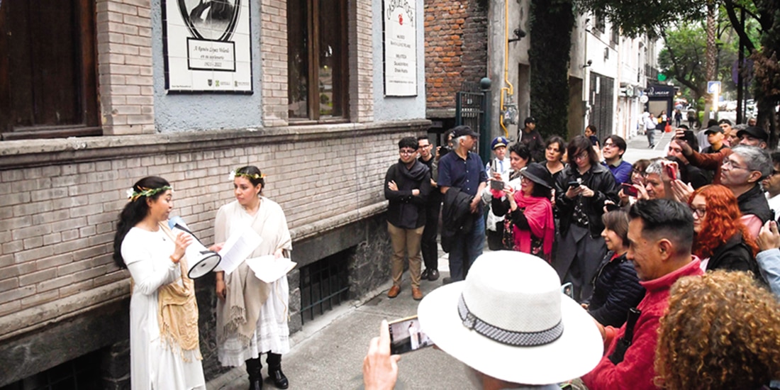 Artistas presentan una obra de teatro afuera de la Casa del Poeta, ayer.