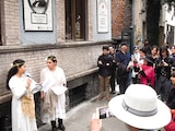 Artistas presentan una obra de teatro afuera de la Casa del Poeta, ayer.