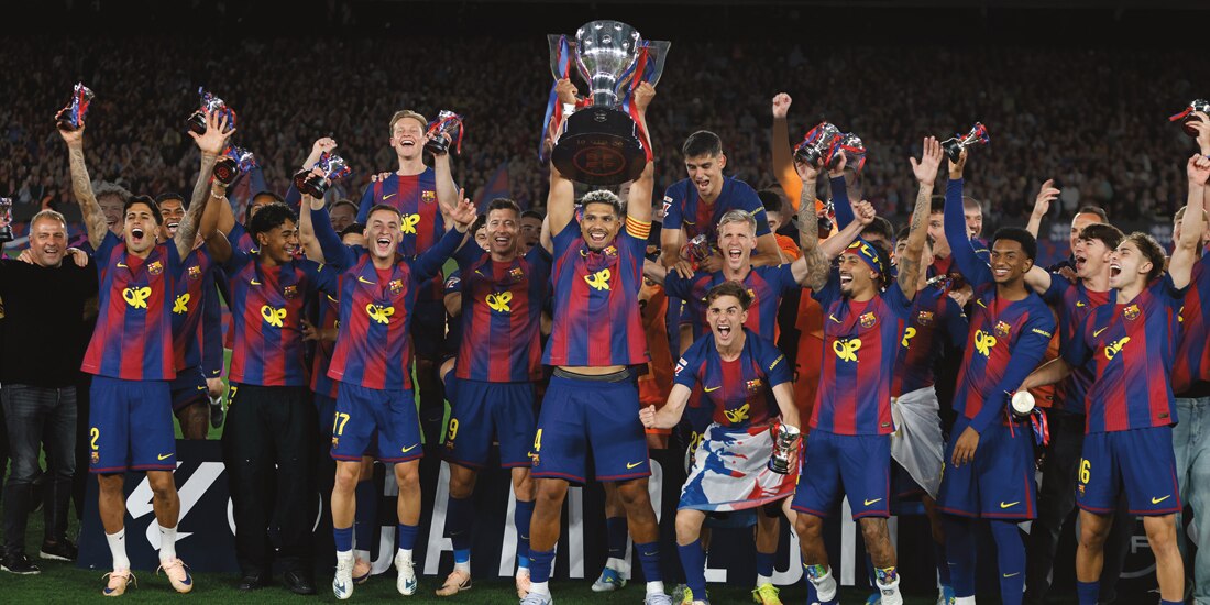 FUTBOLISTAS del conjunto catalán celebran la coronación, ayer
