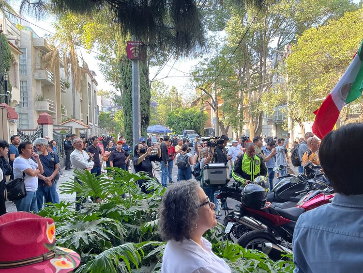 Mexicanos protestan en la embajada de Ecuador.