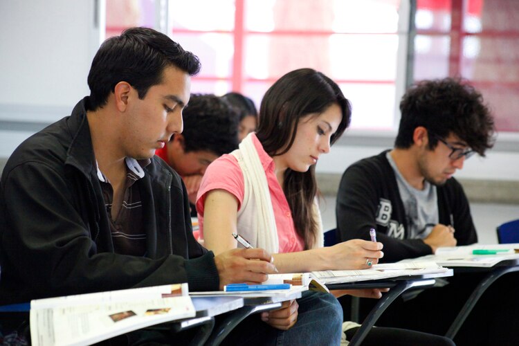 Hay varias becas a las que pueden aplicar las y los estudiantes mexicanos para estudiar en Canadá.