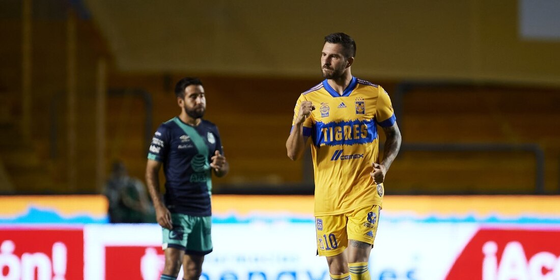 Gignac celebra un gol de Tigres contra Puebla en la Fecha 4 del Torneo Guard1anes 2020.