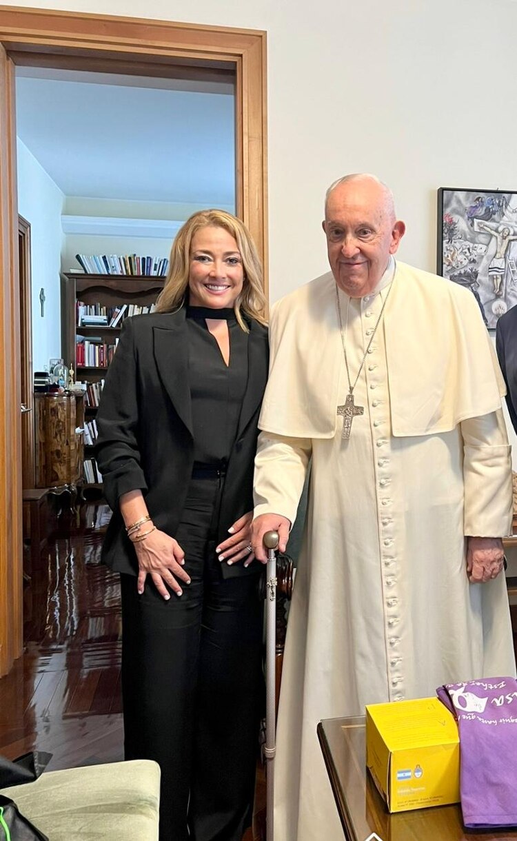 La periodista Bibiana Belsasso con el Papa Francisco, en entrevista realizada el pasado 7 de agosto, en el Vaticano.