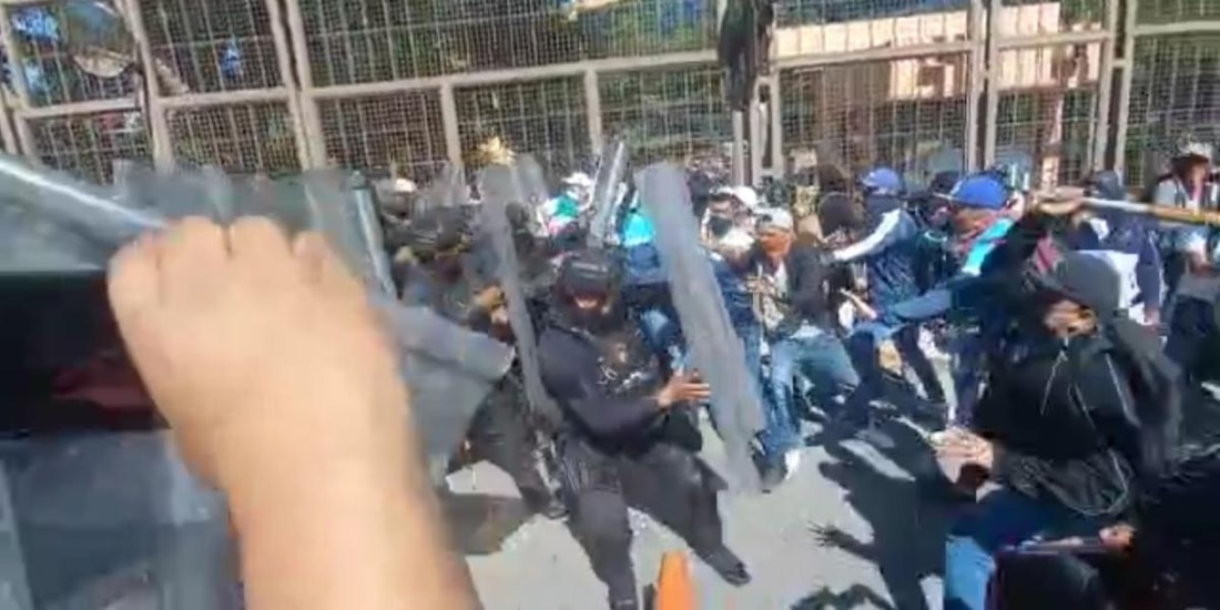 Normalistas se enfrentan con policías en Chilpancingo.