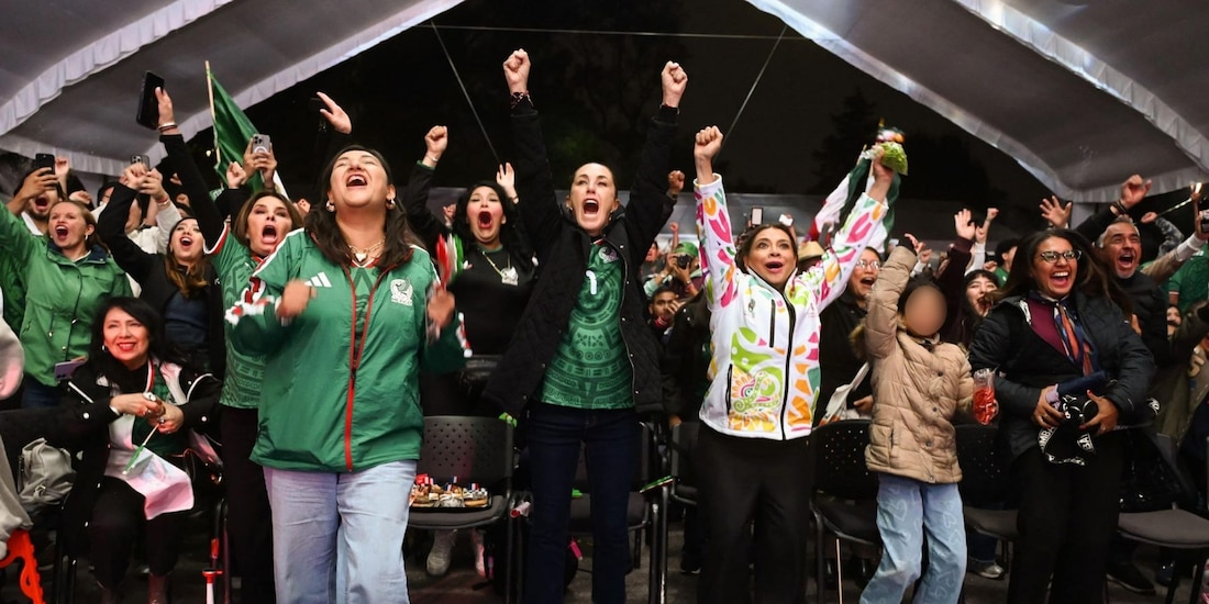 Al centro, la Presidenta Claudia Sheinbaum celebra un gol de México ante Ecuador, el 30 de junio de 2026.