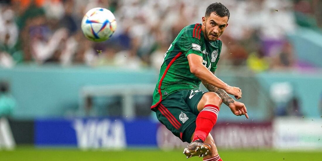 Luis Chávez, al momento de su disparo de gol ante Arabia en el Mundial Qatar 2022.