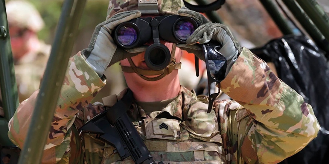 Personal del Ejército de EU vigila la frontera con México en Texas, ayer.