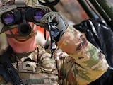 Personal del Ejército de EU vigila la frontera con México en Texas, ayer.